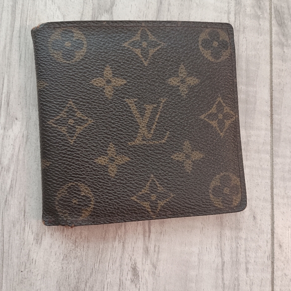 Louis Vuitton Monogram Bi-fold Mens Wallet - Picture 1 of 11